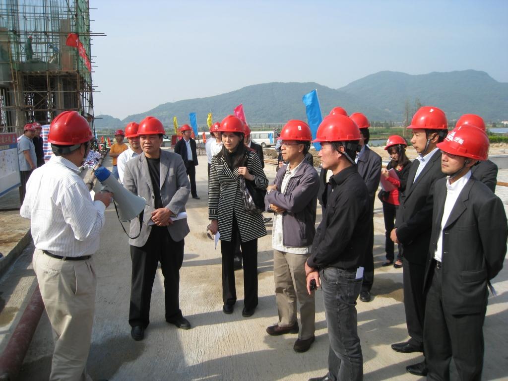 代表團現場了解聯石灣水閘重建工程