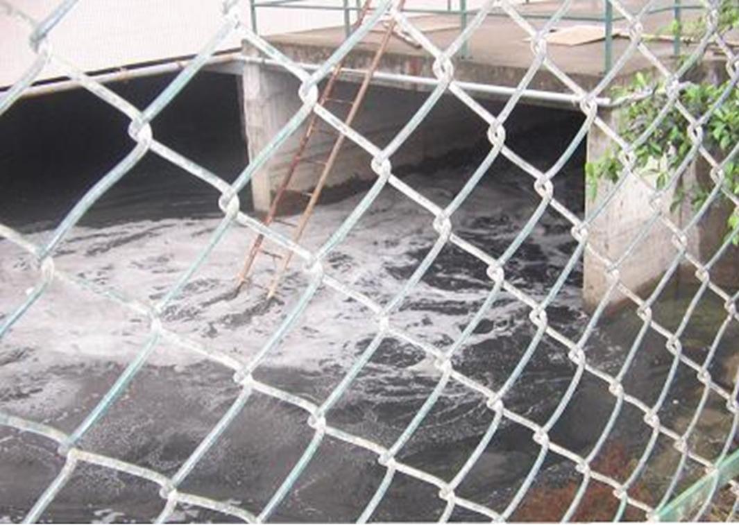 預先開啟泵房水泵抽走截流渠內積水