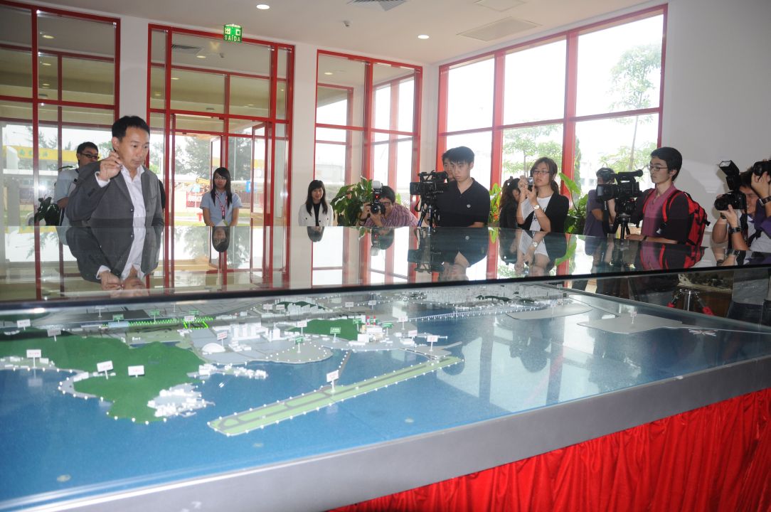 環境保護局韋海揚副局長(左)向傳媒介紹本澳的環保基建設施分佈情況