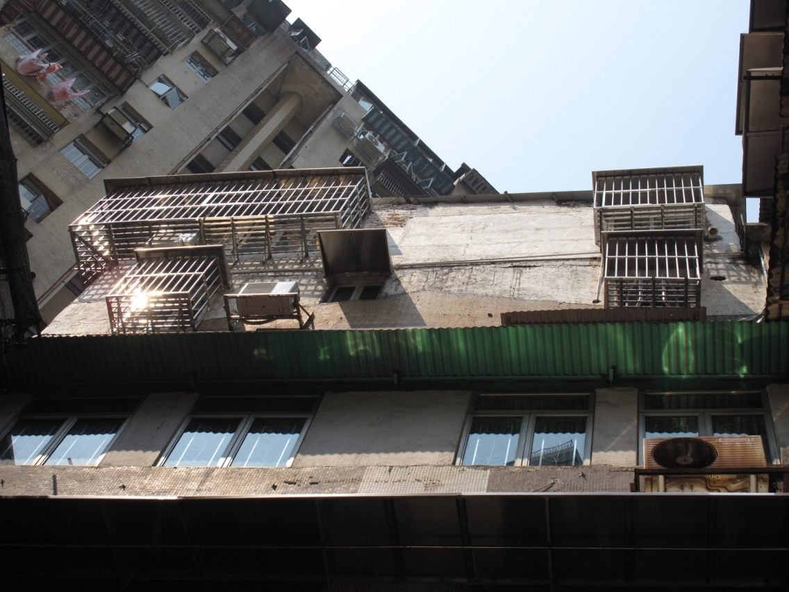 違法人僭建兩層高的天台屋