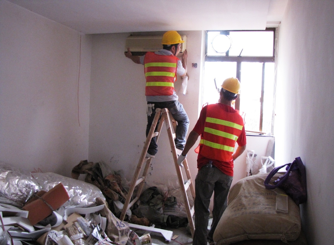 拆遷組清拆位於新橋區附近一幢低層大廈天台仍在施工的僭建物。