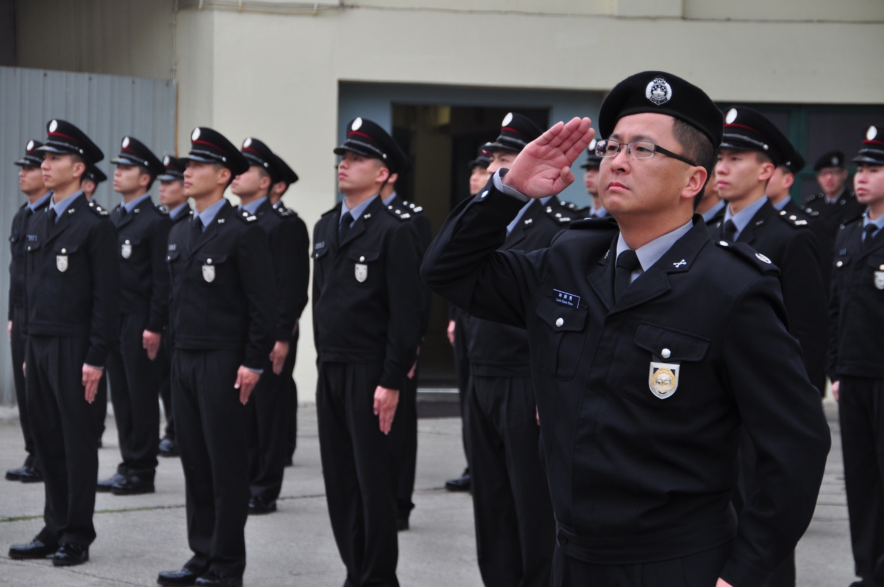 72名獄警人員由警長帶領宣誓就職