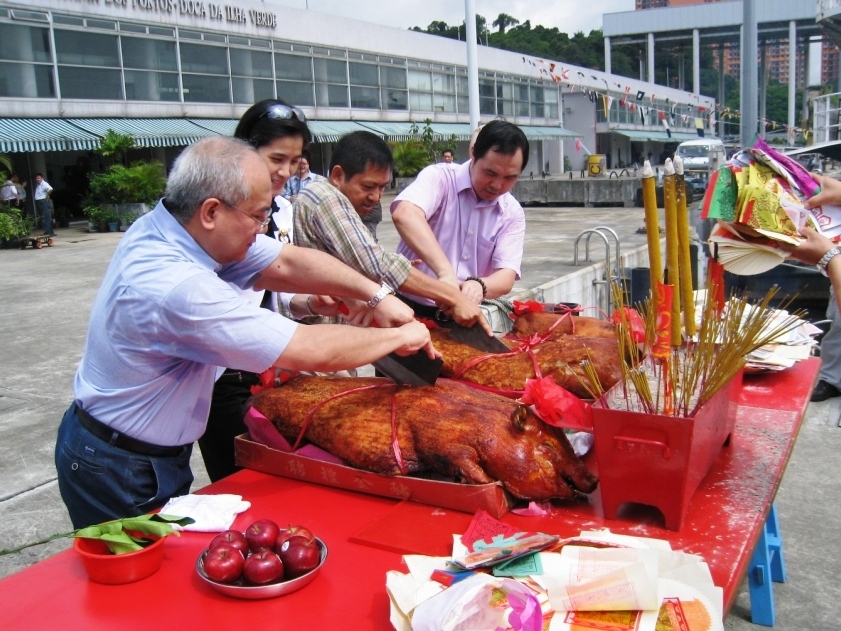 港務局領導層主持新船的祈福儀式