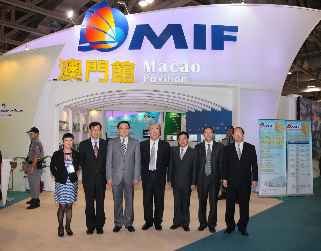 吳伯雄在張祖榮等陪同下於MIF澳門館前合影