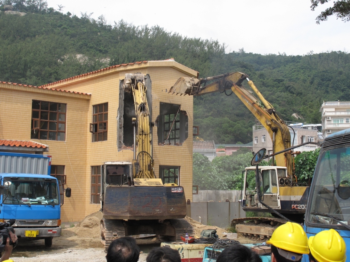 政府多個部門的聯合清遷行收回一幅位於路環黑沙村內的土地，拆卸非法樓宇工程預計可於一周內完成。