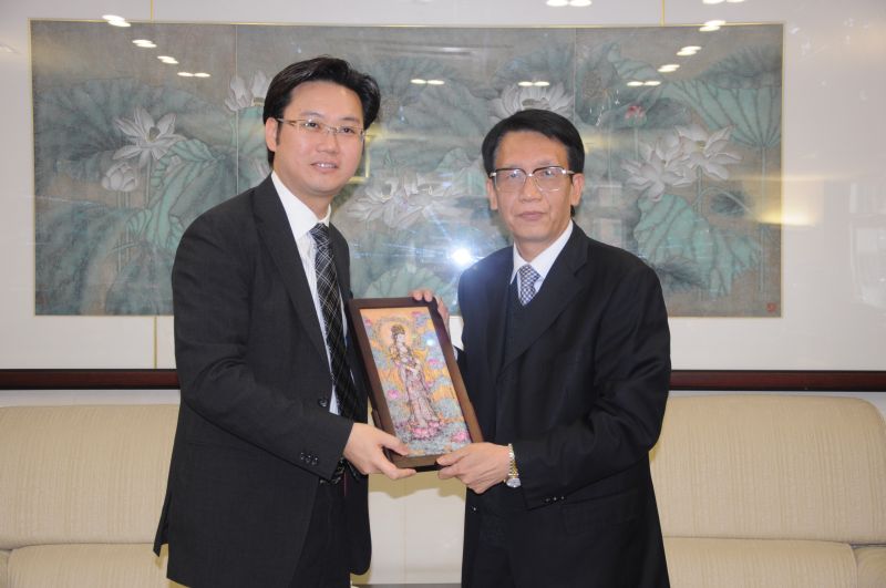 環境保護局張紹基局長(左)向廣東省環境保護廳李清廳長致送紀念品