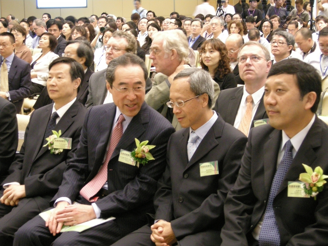 共建低碳城市國際級研討會上，劉仕堯司長與唐英年交談甚歡