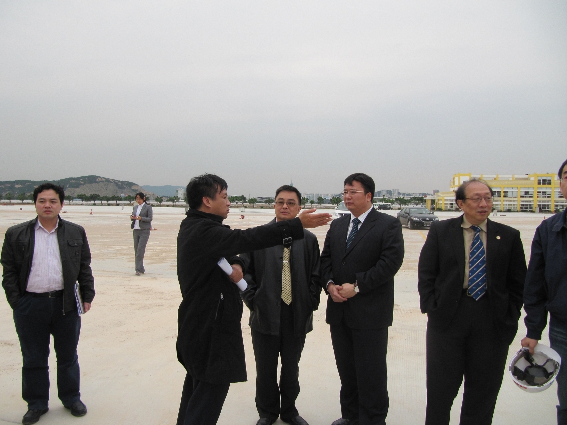 參觀新校區建設工地現場