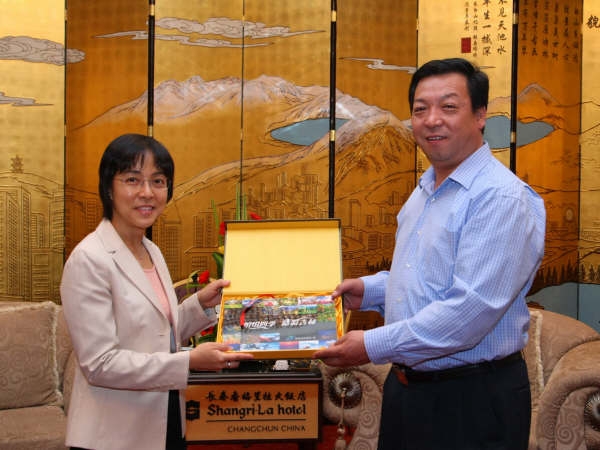 文綺華與石國祥互送紀念品