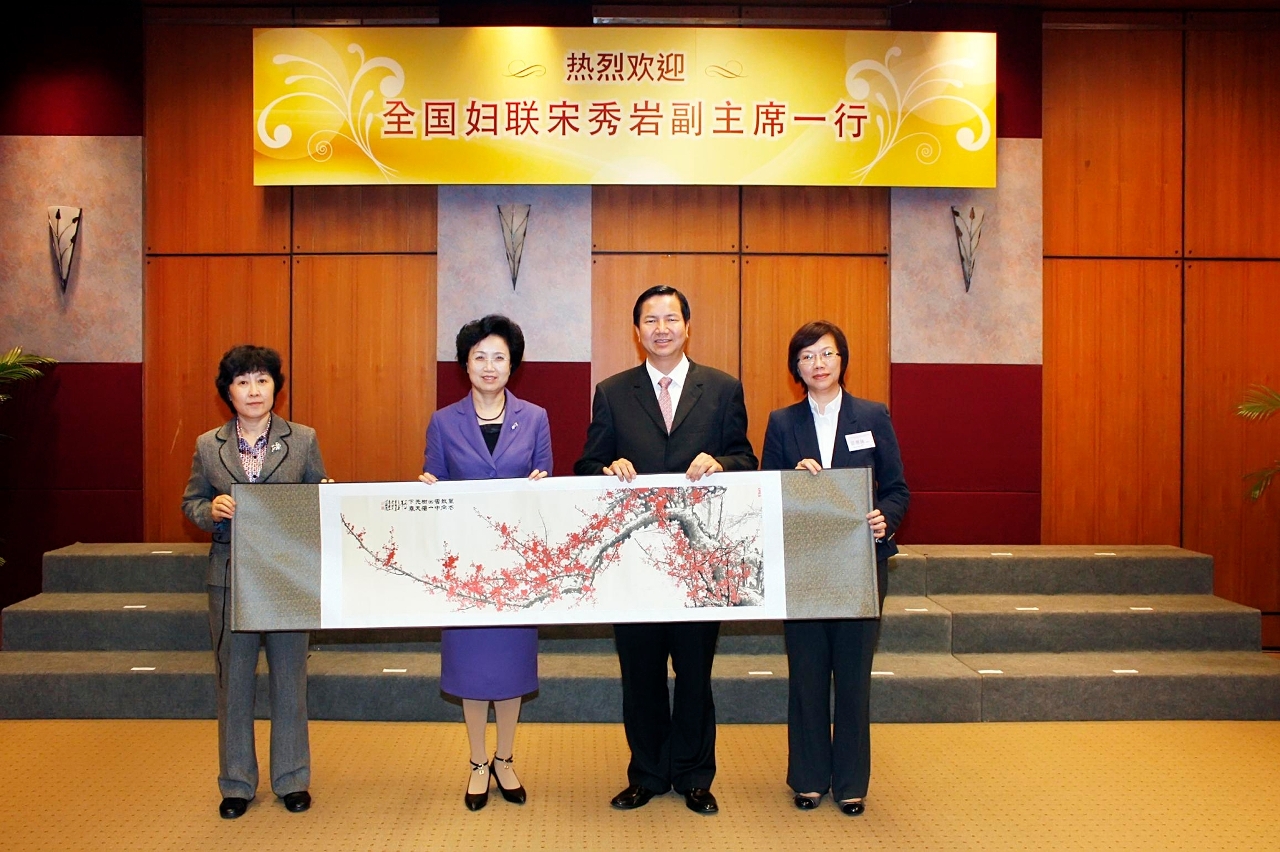 宋秀岩副主席向張裕司長等致送紀念品