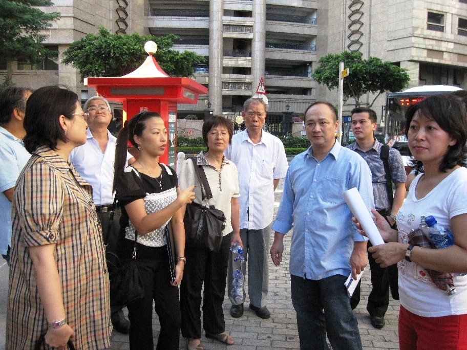 離島社諮會成員與商戶到氹仔舊城區巡視