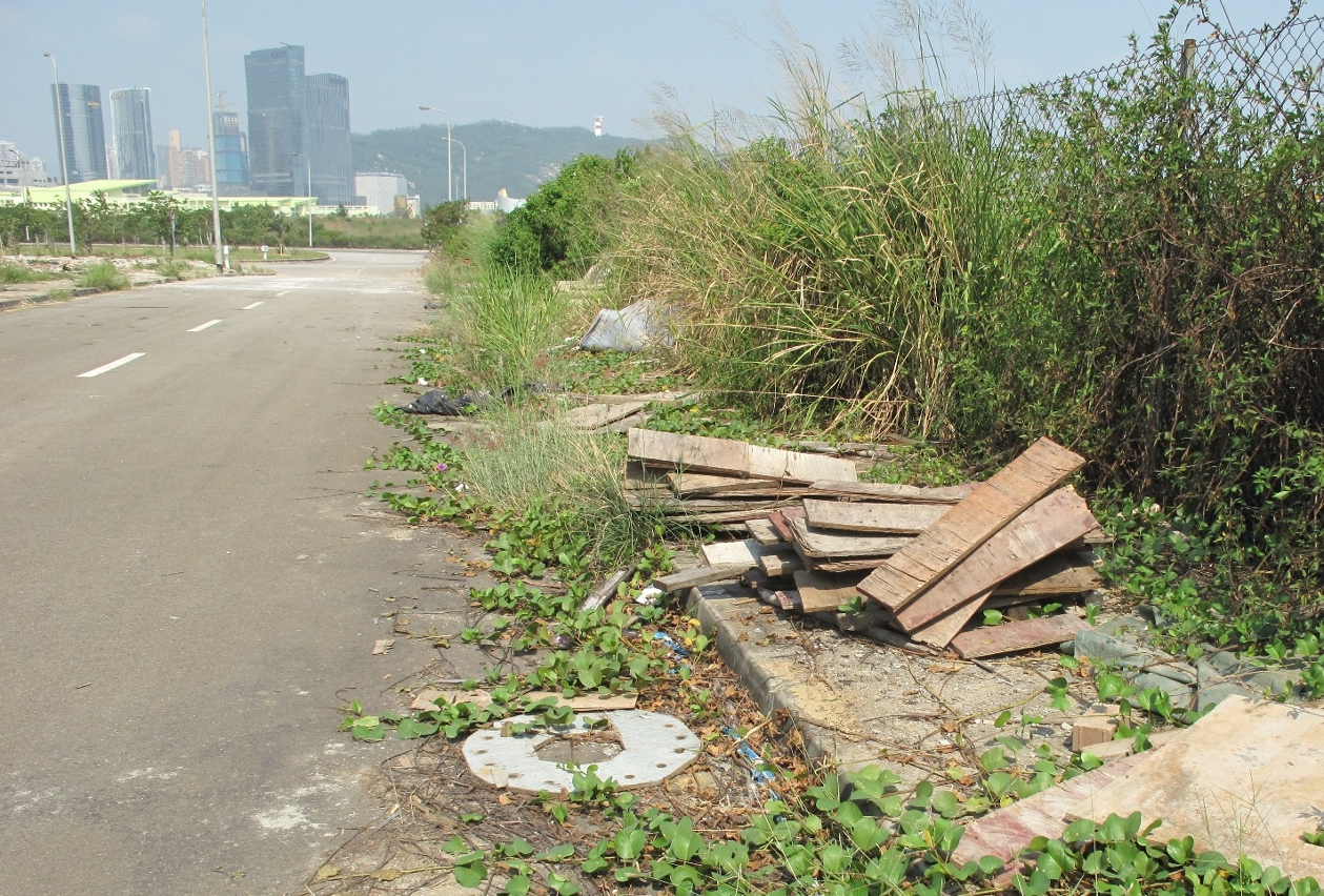 2009年10月27日道路上的貨櫃及僭建物已基本被清理
