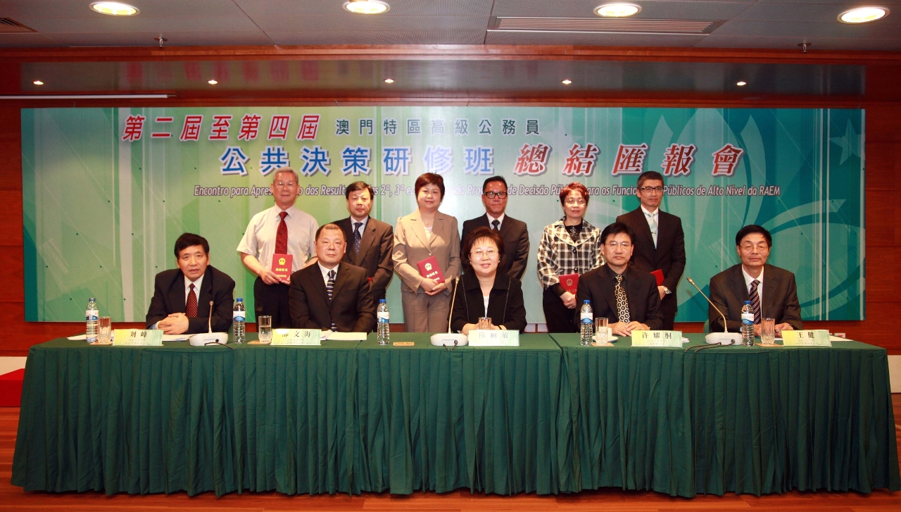 陳麗敏司長與其中一組的學員合照