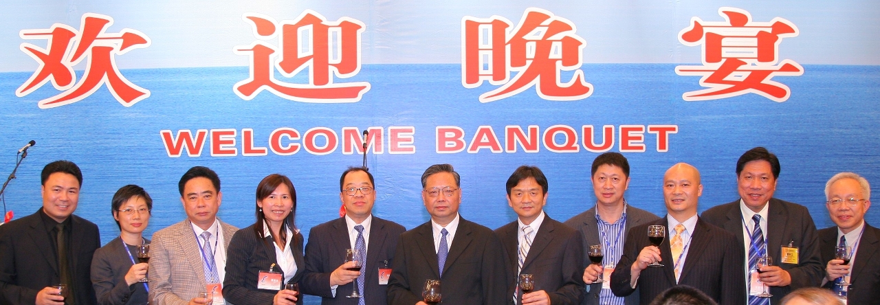 福建省省長黃小晶(中)，譚伯源司長、陳敬紅執行委員於晚宴上與澳門企業家代表合影