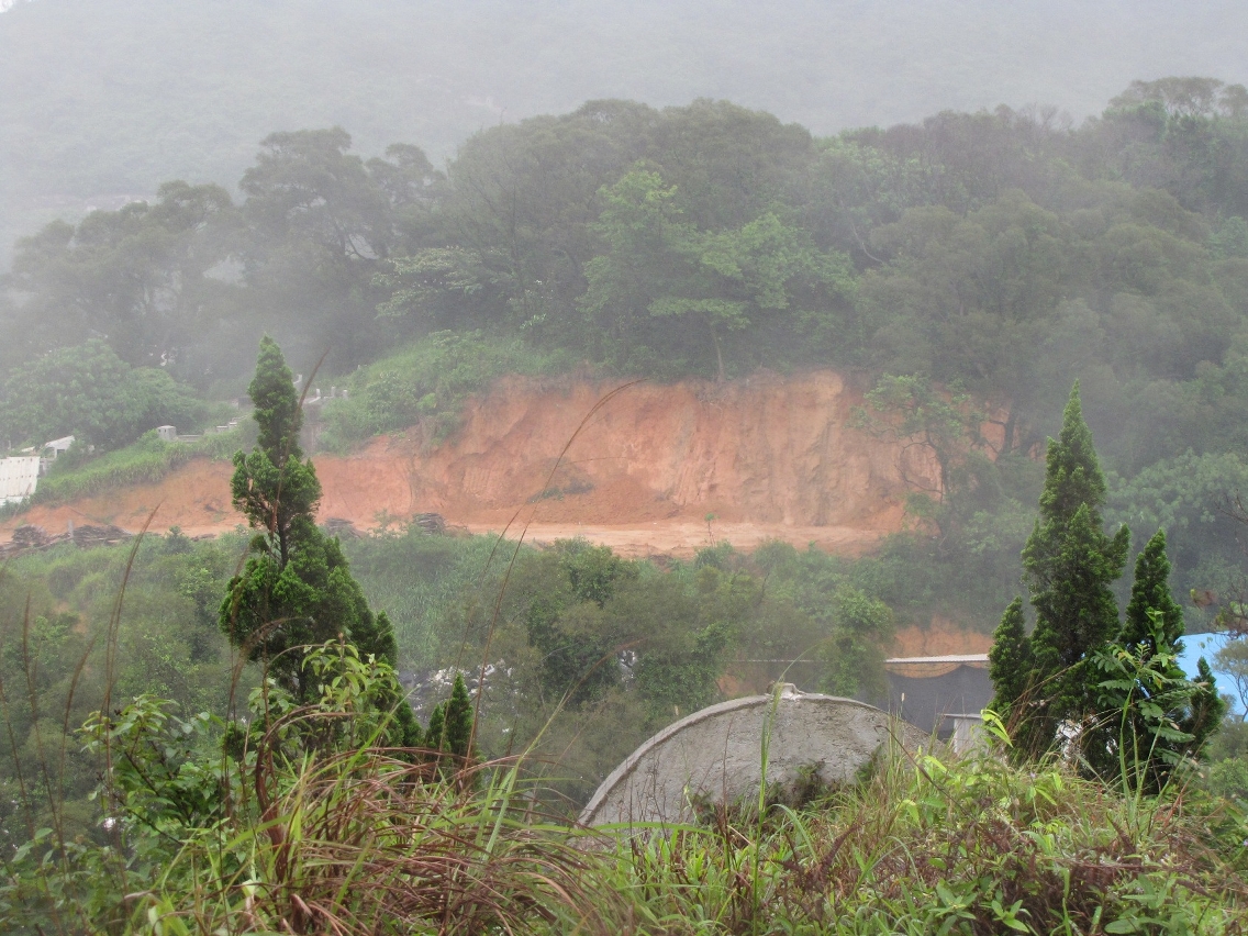 山體被肆意大面積地開挖、自然環境遭破壞