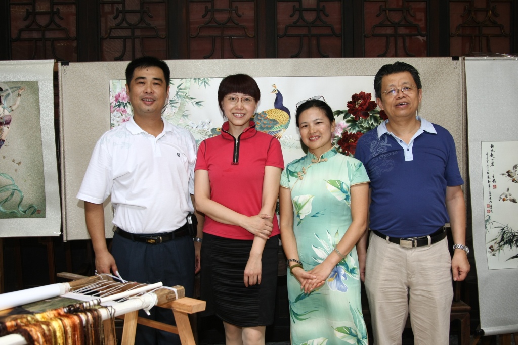 陳琴與蔡梅英(左起中間兩位)與江蘇省非物質文化遺產保護中心辦公室主任趙剛 (左一)及蘇州市文化研究中心主任龔平(右一)合照