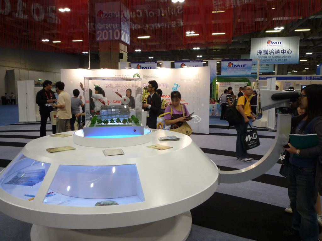 市民觀賞玉兔宮燈模型