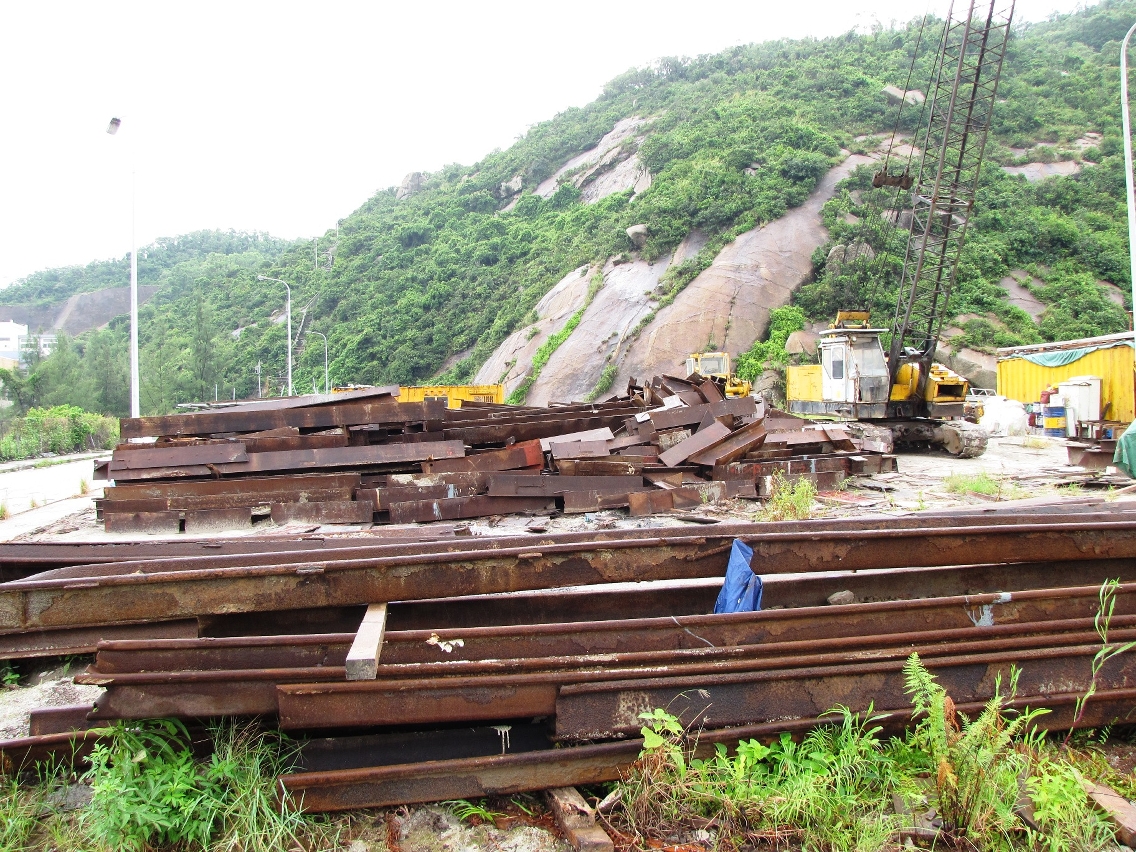 2009年6月告示刋登前，土地堆滿建築材料