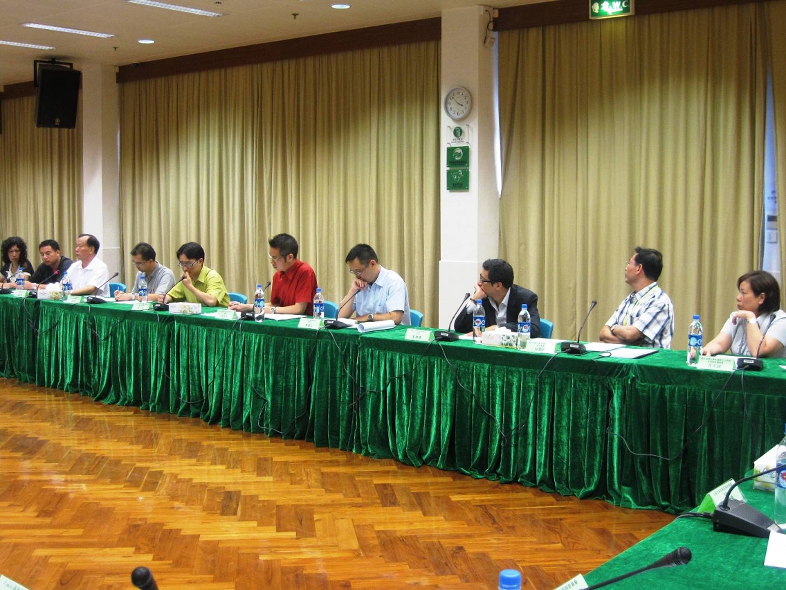 管理公司及相關政府部門代表出席會議