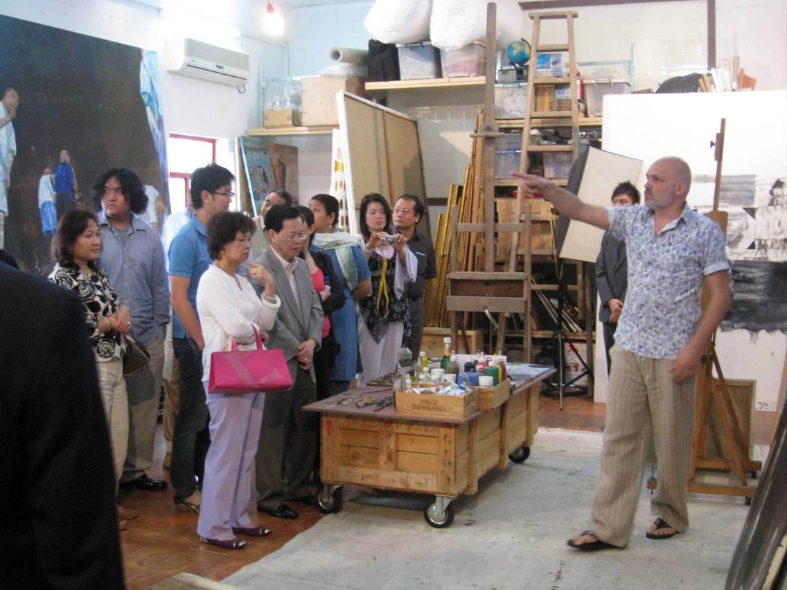 君士坦丁向領事團介紹作品