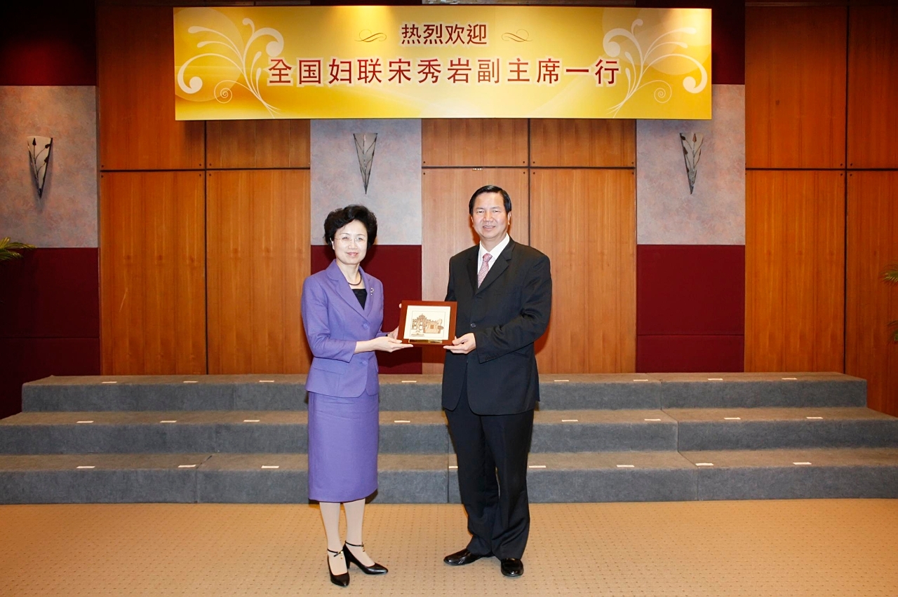 張裕司長向宋秀岩副主席致送紀念品