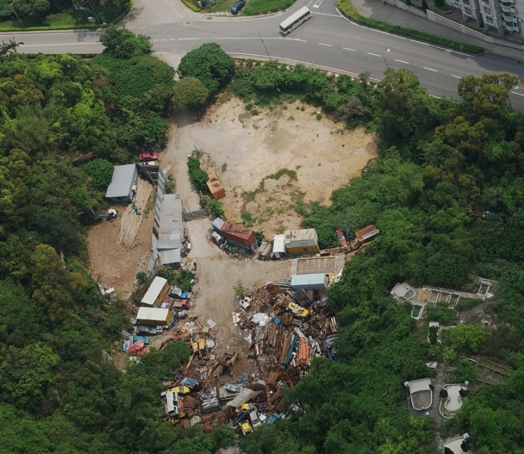 圖1：被肆意非法開挖後的山體，原來的自然地貌遭嚴重破壞。