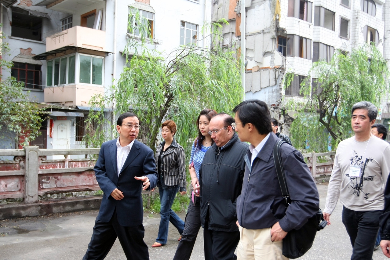 考察團參觀在地震中嚴重受損的四川漢旺鎮