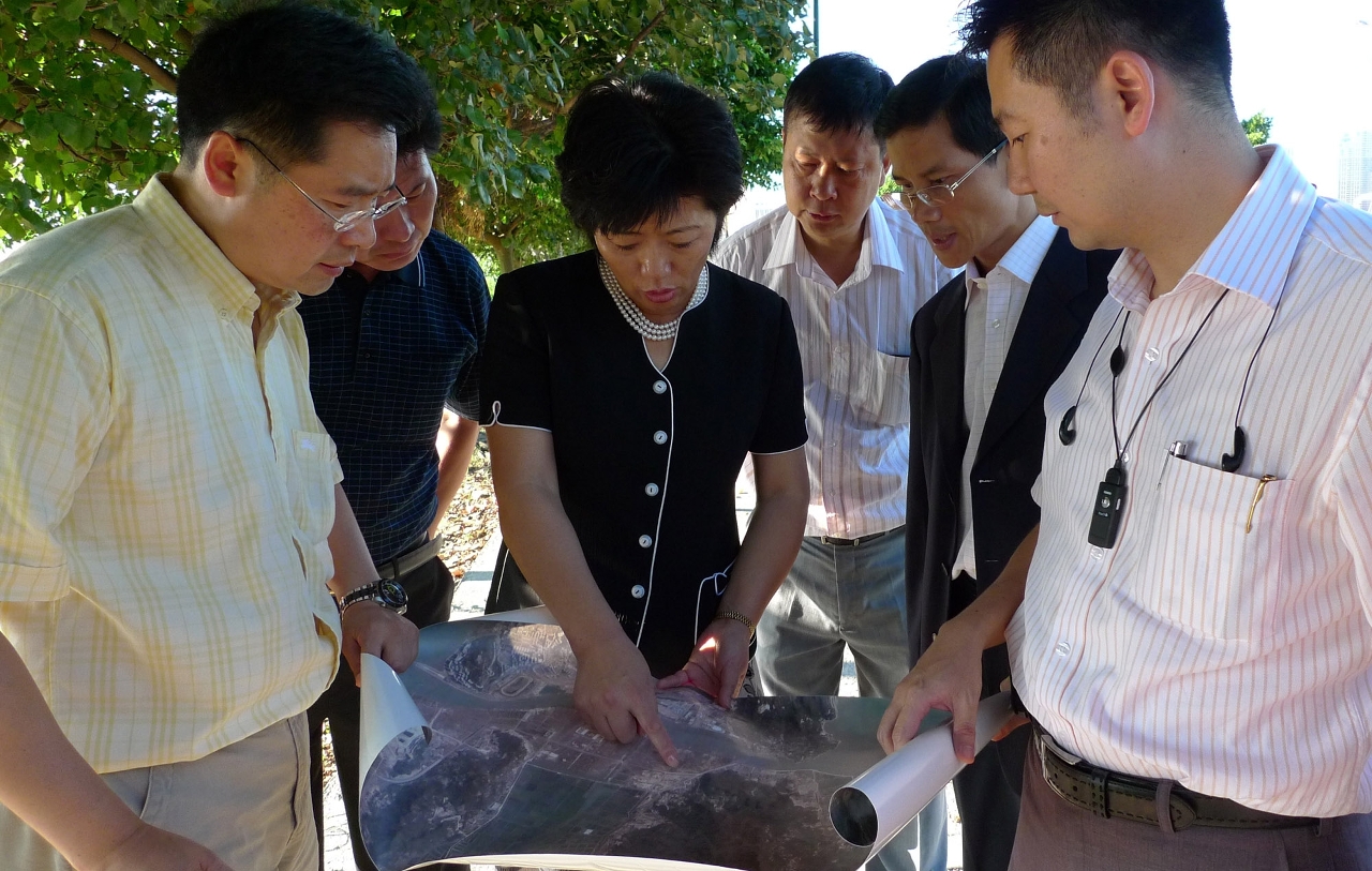 劉佳等專心了解路氹城與橫琴島澳大新校區連接通道位置