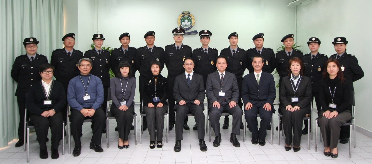 12名警長在李錦昌獄長、呂錦雲副獄長及各部門主管見證下就職