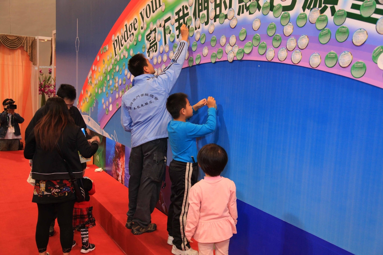 將願望卡貼到展示板上