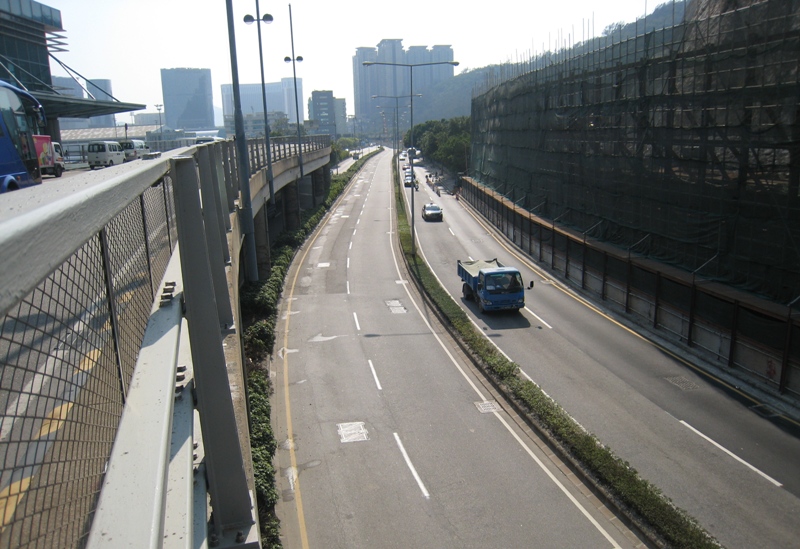 途經國際機場對開偉龍馬路往科大方向收窄至單線行車