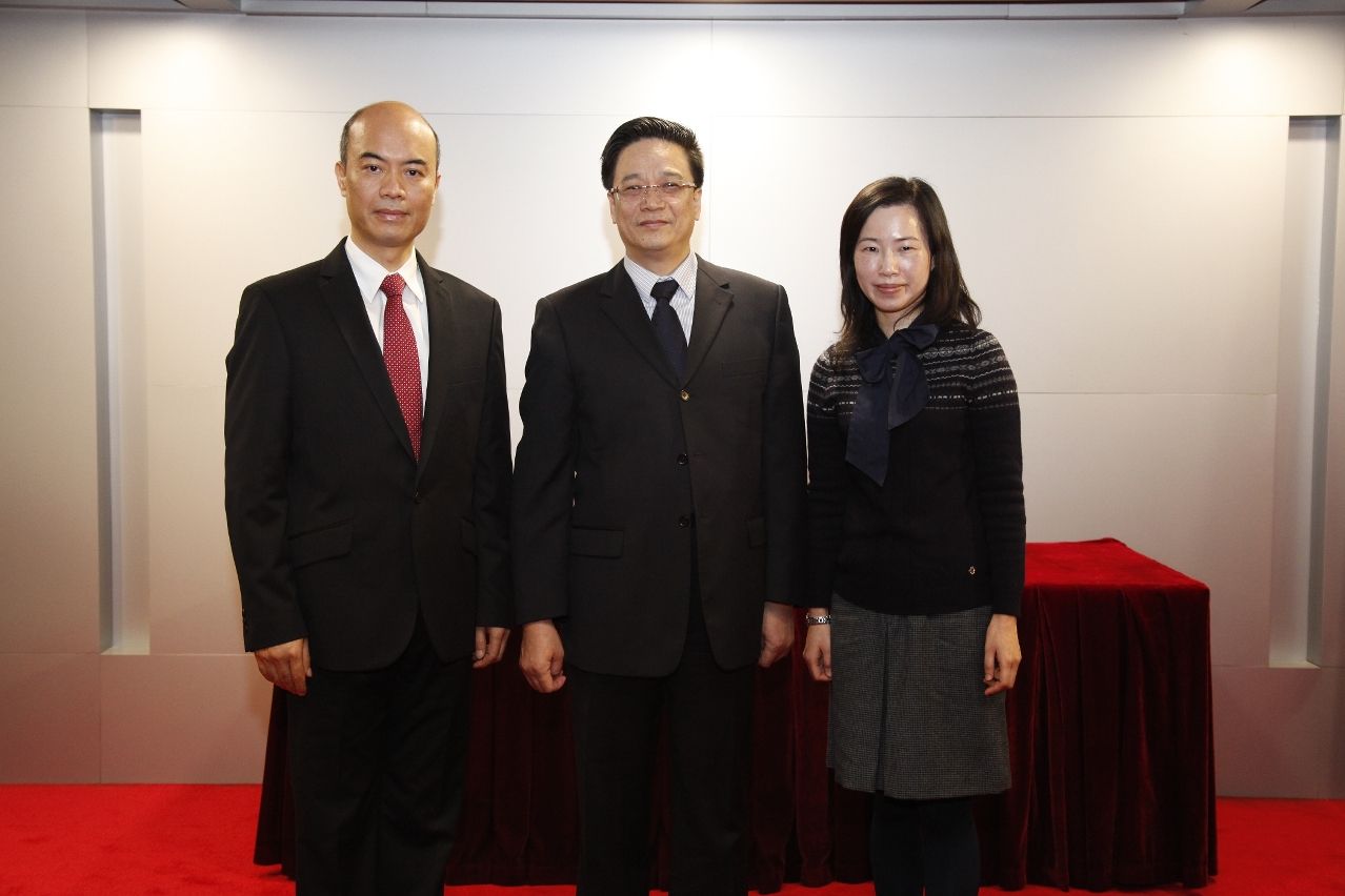 Fotografia em conjunto do Senhor Procurador, Dr. Ip Son Sang, Chefe do GP Tam Peng Tong, e Chefe-Adjunta do GP Wu Kit I.