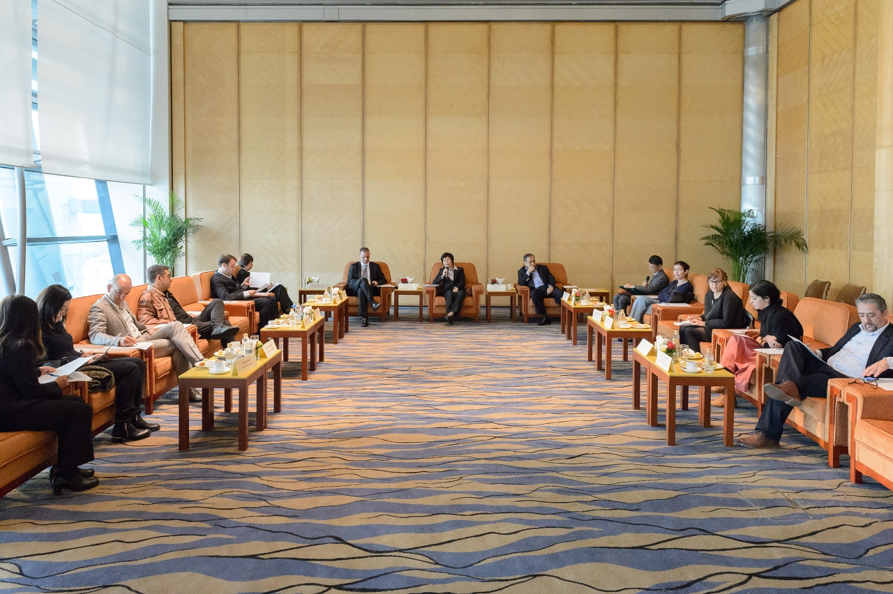 A Secretária para a Administração e Justiça Sónia Chan e os responsáveis e representantes dos médias de português e inglês de Macau.