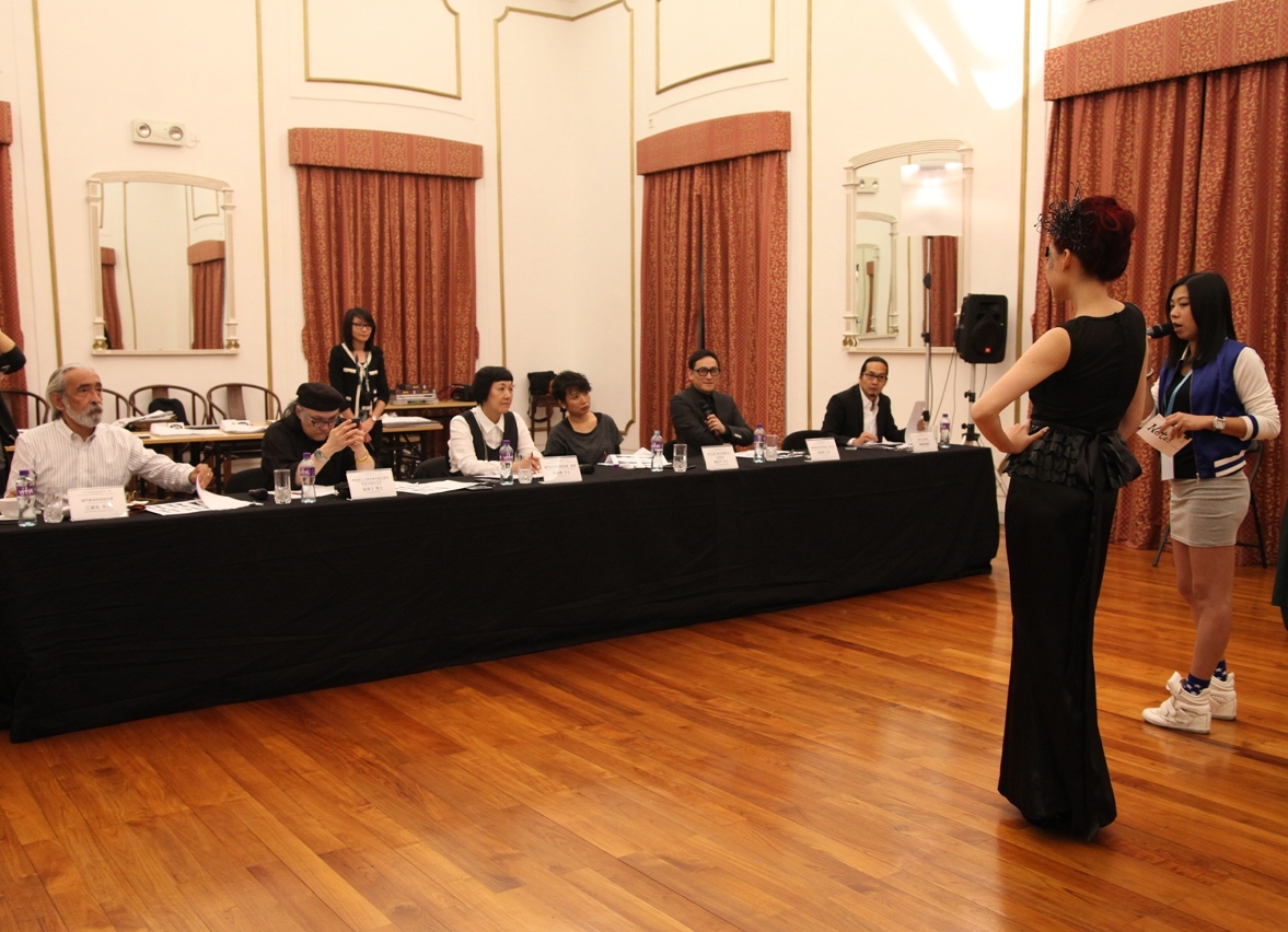 Os candidatos apresentam as suas criações no local onde decorreram as provas de selecção, respondendo às questões colocadas pelos membros do júri, que por sua vez lhes dispensaram valiosos conselhos profissionais.