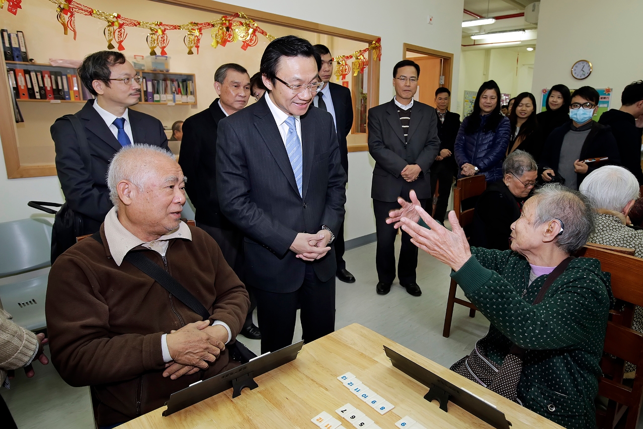 O Secretário para os Assuntos Sociais e Cultura visitou um centro para a terceira idade e teve um encontro com a União Geral das Associações dos Moradores de Macau