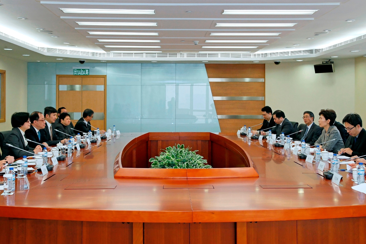 Reunião presidida pela Vice-Ministra do Comércio, Gao Yan, e pelo Secretário para a Economia e Finanças, Tam Pak Yuen, líderes das delegações oficiais das duas partes, respectivamente, para discussão dos assuntos sobre o abastecimento dos produtos agrícolas e derivados do Interior da China a Macau.