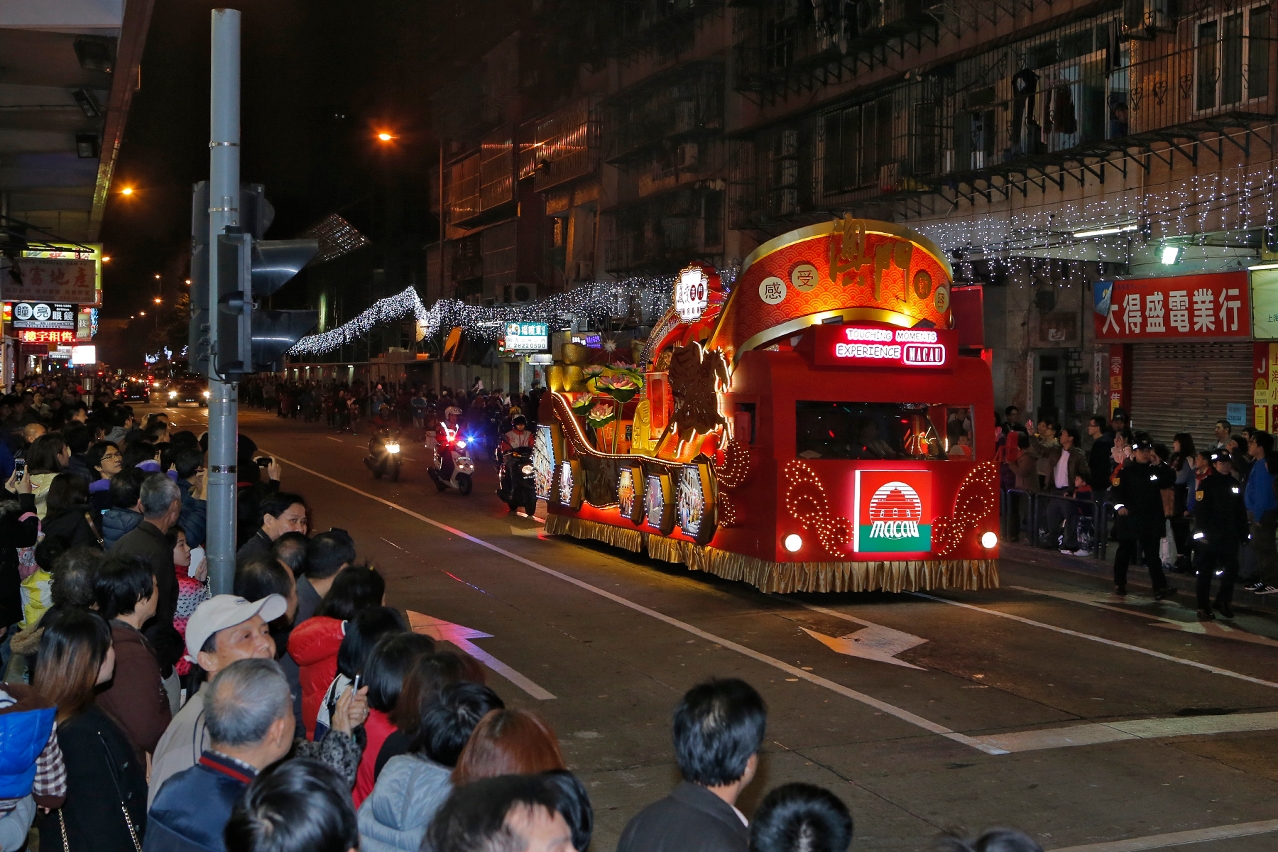 Desfile de 13 carros alegóricos pela zona norte da cidade