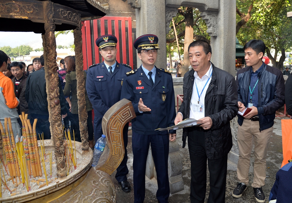 Durante as inspecções, funcionários de ambos os serviços verificaram os equipamentos contra incêndio de cada templo.