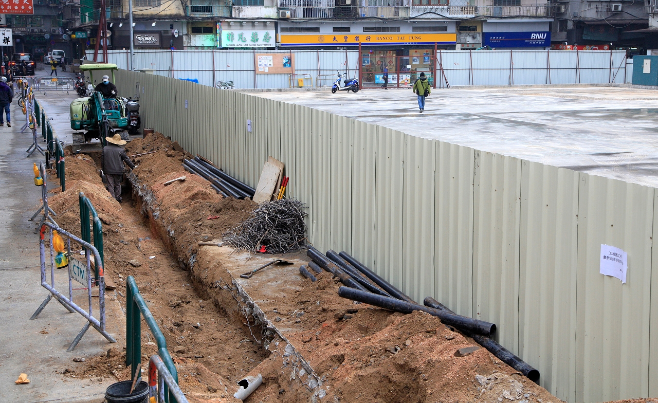 Mudança parcial das infra-estruturas subterrâneas que se encontram dentro da área da obra
