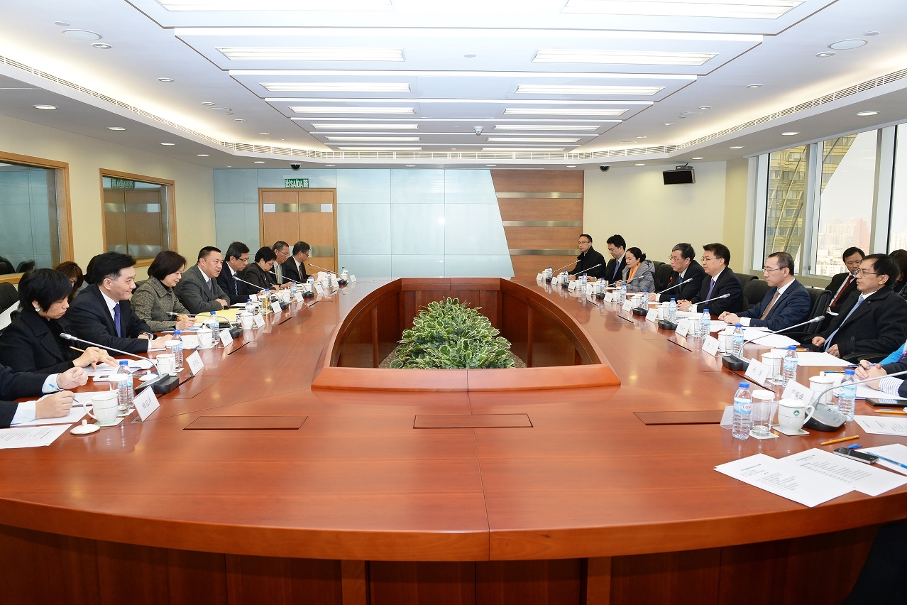 Reunião presidida pelo Ministro Adjunto do Comércio, TongDaochi, e pelo Secretário para a Economia e Finanças, Leong Vai Tac, líderes das delegações oficiais das duas partes, respectivamente, para discussão dos assuntos sobre o fornecimento dos produtos agrícolas e derivados do Interior da China a Macau.