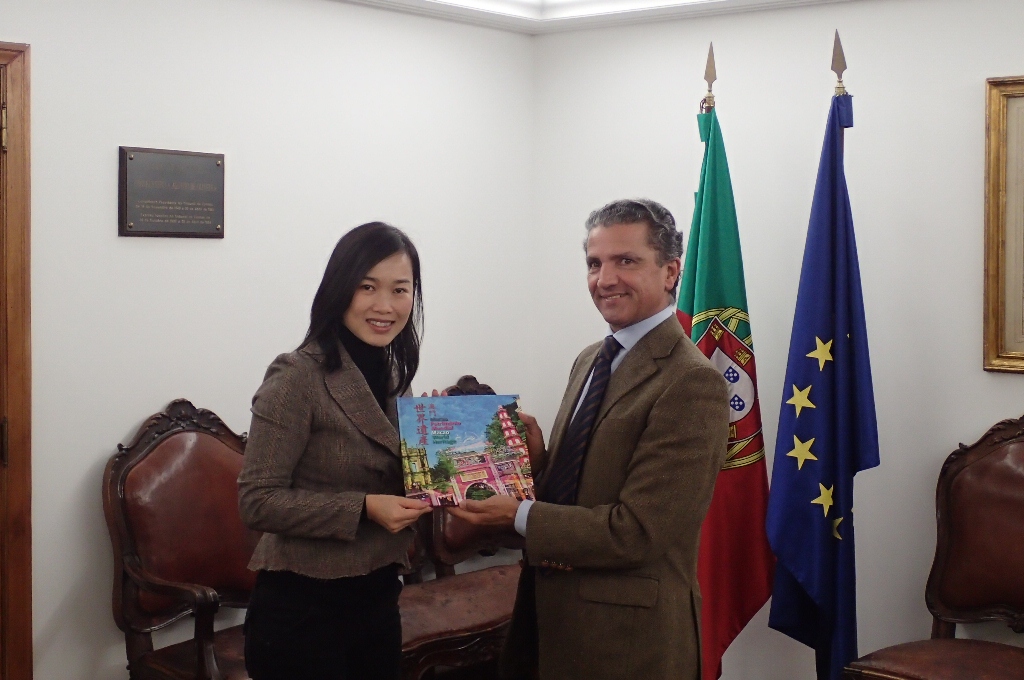 A auditora superior do Comissariado da Auditoria de Macau, Dra. Annie Ng (à esquerda), oferece uma lembrança ao Director-Geral do Tribunal de Contas de Portugal, Dr. José Tavares.