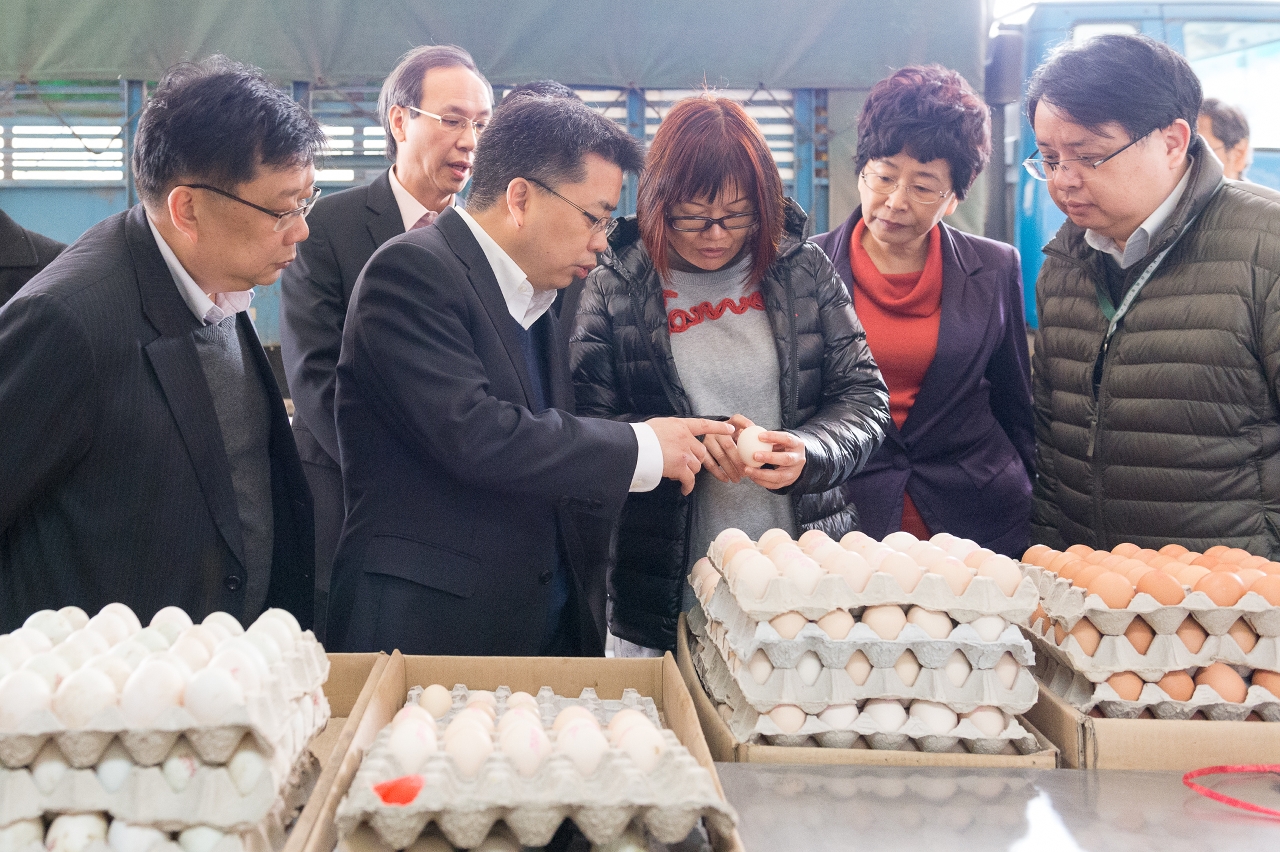 Visita do Ministro Adjunto do Comércio, TongDaochi, ao Mercado Abastecedor de Macau NamYuee ao mercado de Iao Hongpara inteirar-se da situação de abastecimento dos produtos agrícolas e derivados, na companhia do Vice-Presidente do Conselho de Administração do IACM, Lo VengTak.