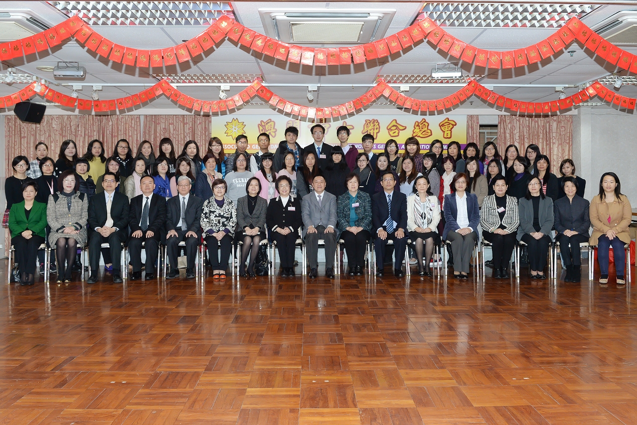 Foto do Secretário para a Economia e Finanças, Leong Vai Tac, com os responsáveis da Associação Geral das Mulheres de Macau.
