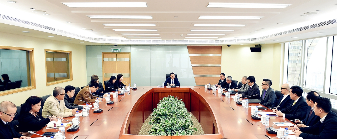 Encontro do Secretário para a Economia e Finanças, Leong Vai Tac, com os peritos e académicos para auscultar as suas opiniões sobre o futuro desenvolvimento da economia e respectivas políticas.
