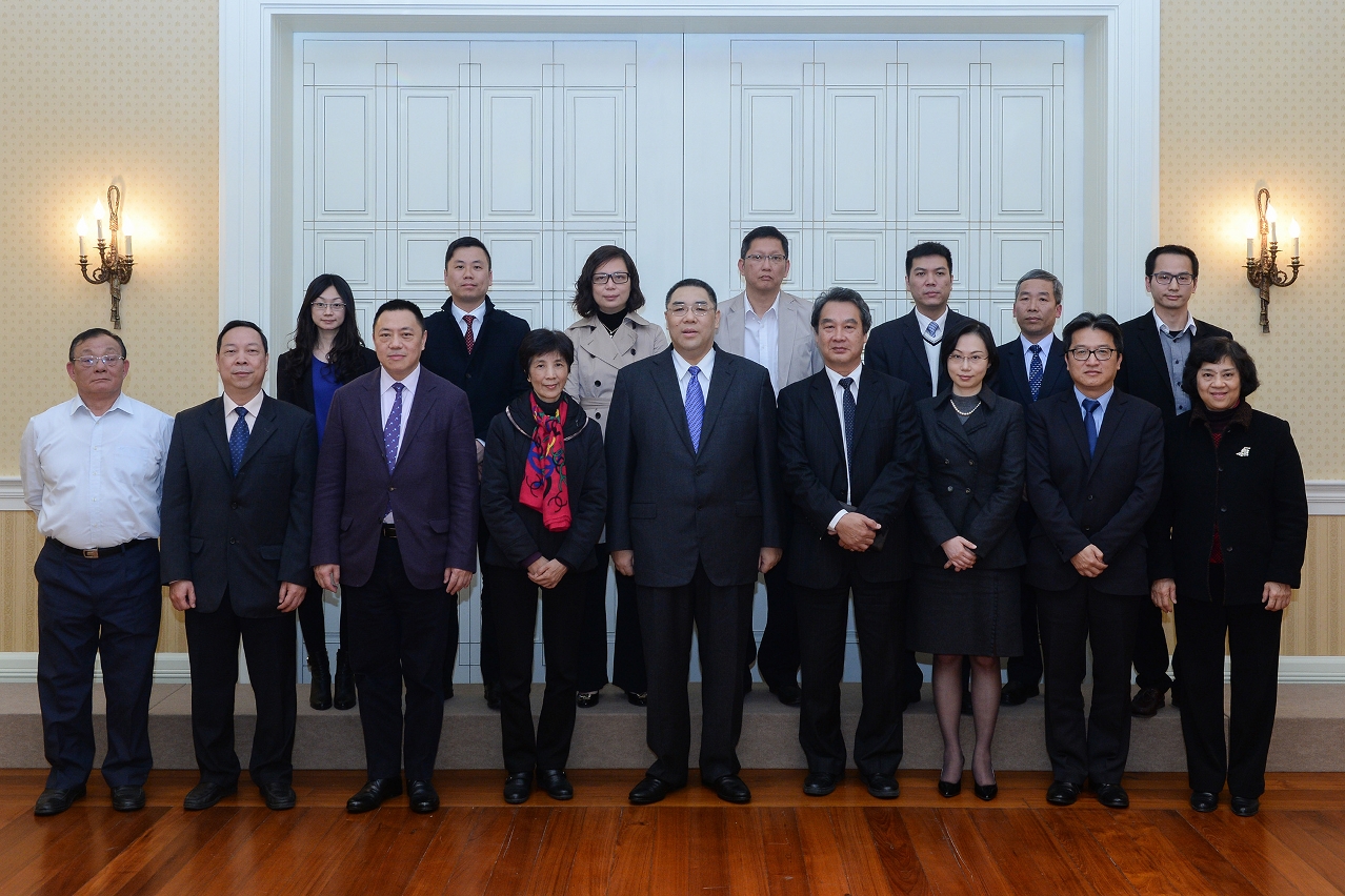 Chefe do Executivo, Chui Sai On, e representantes da Federação das Associações dos Operários de Macau