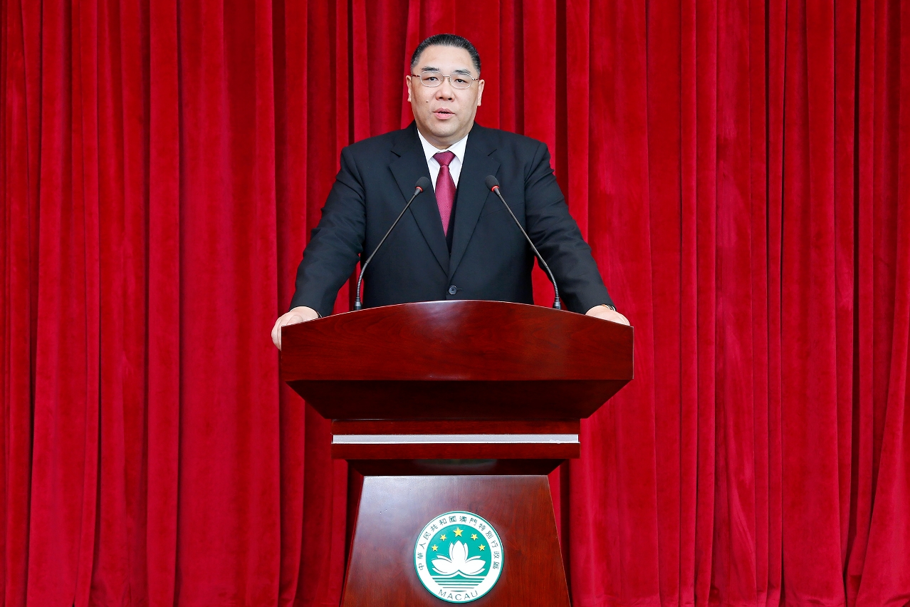 Chefe do Executivo, Chui Sai On fala à comunicação social antes da partida para Nanning de Guangxi.