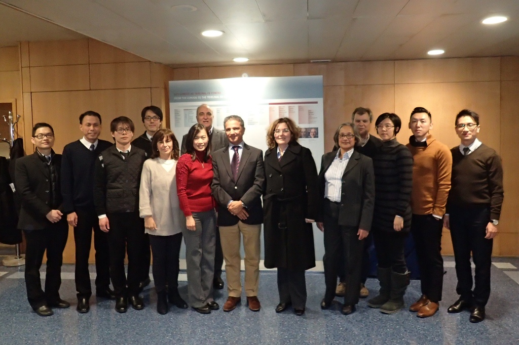 O Director-Geral do Tribunal de Contas de Portugal, Dr. José Tavares (sétimo à direita), os formadores do curso e os participantes do Comissariado da Auditoria de Macau