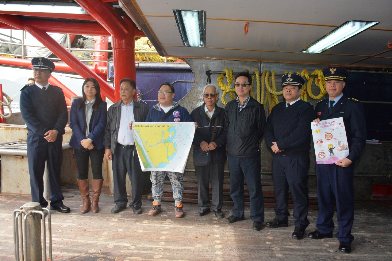 Visita da DSAMA aos pescadores em conjunto com outros serviços para reforçar a promoção de segurança no mar