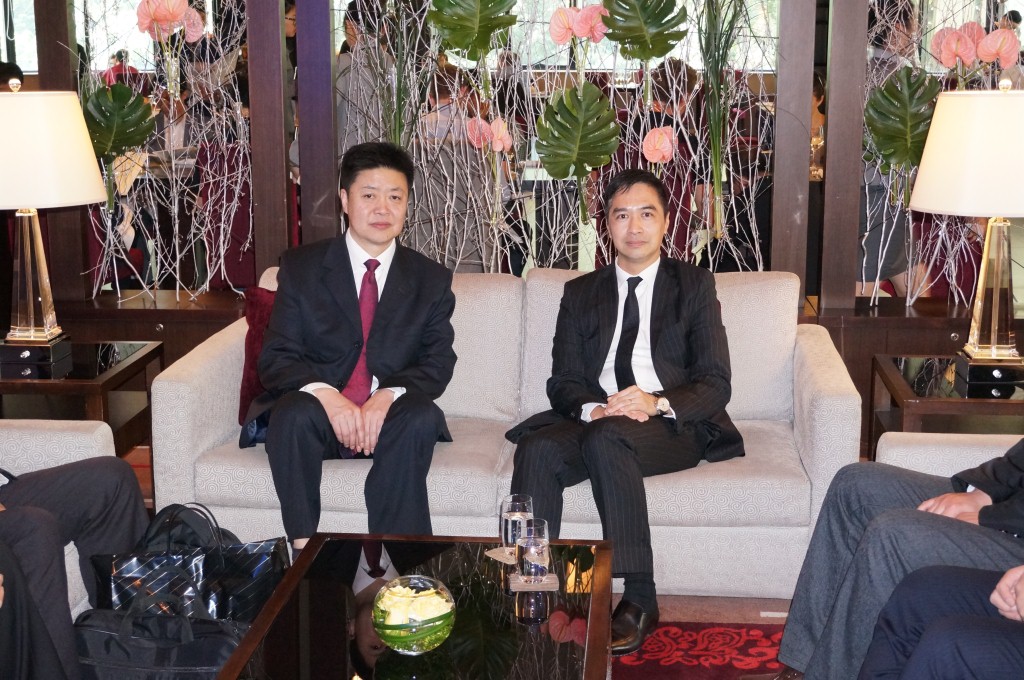 Encontro entre o Comissário da Auditoria, Ho Veng On (à direita), e o chefe do Centro de Tecnologia Informática do Gabinete de Auditoria Nacional, Yang Yunyi.
