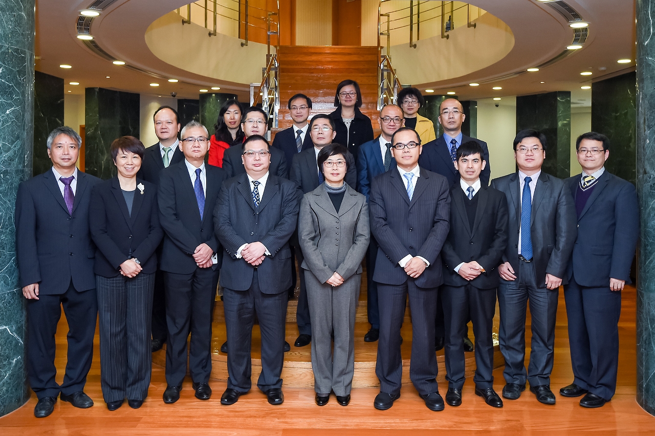 A Secretária Sónia Chan (no meio à frente) e os representantes das associações de direito de Macau.